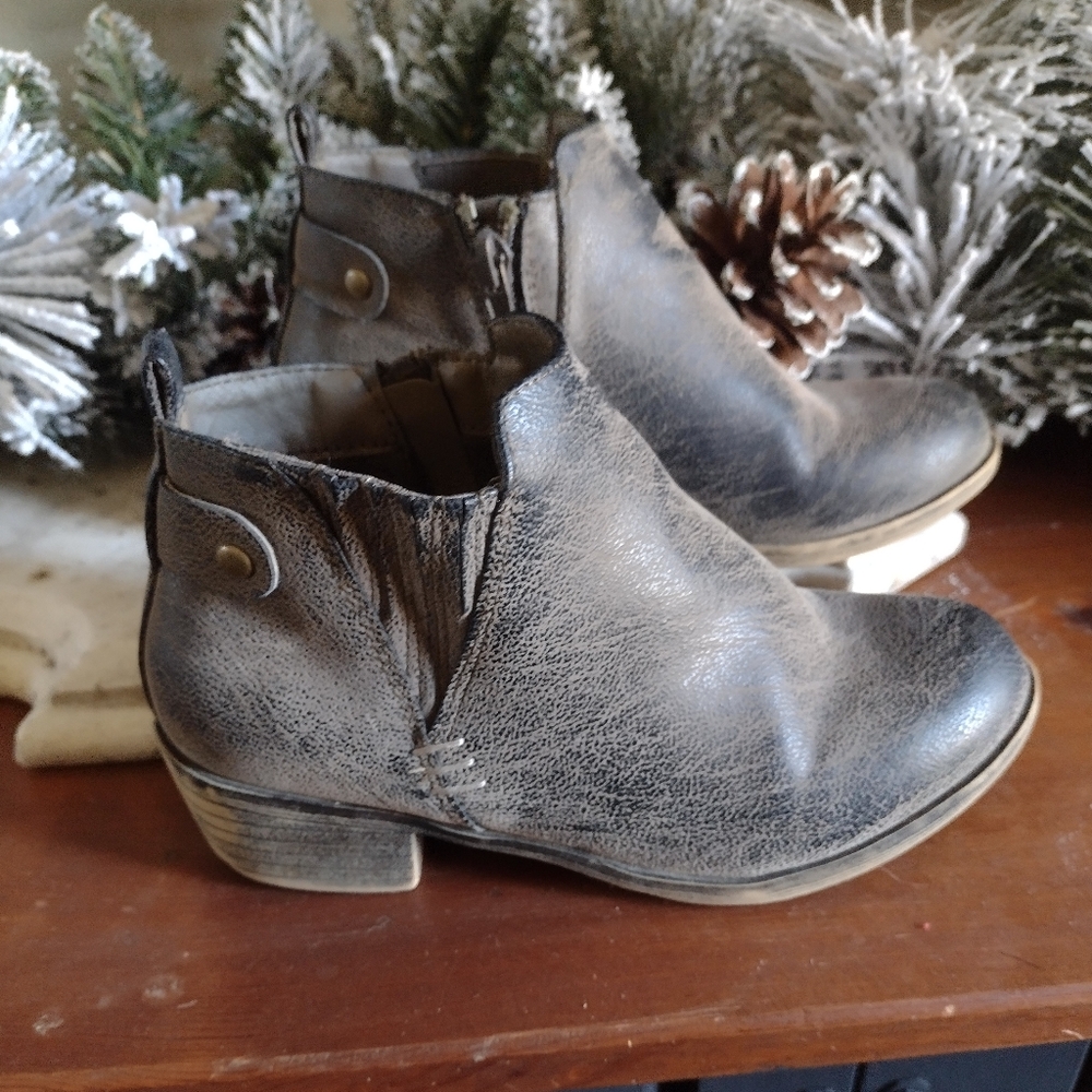 Girls size 1 M Jessica Cline bootie, zip up sides